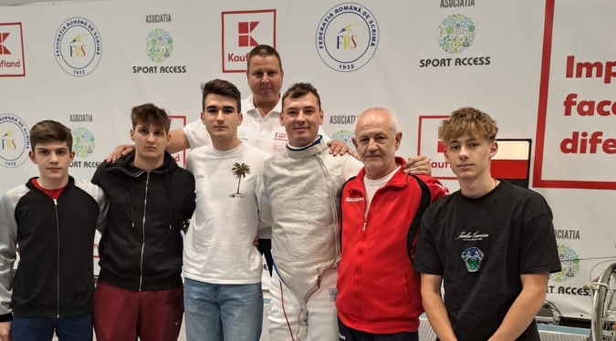 Osváth Richie (jobbról a harmadik), File Attila (jobbról a második), Dan Șuta (középen, hátul) és az SK fiú tőrvívói