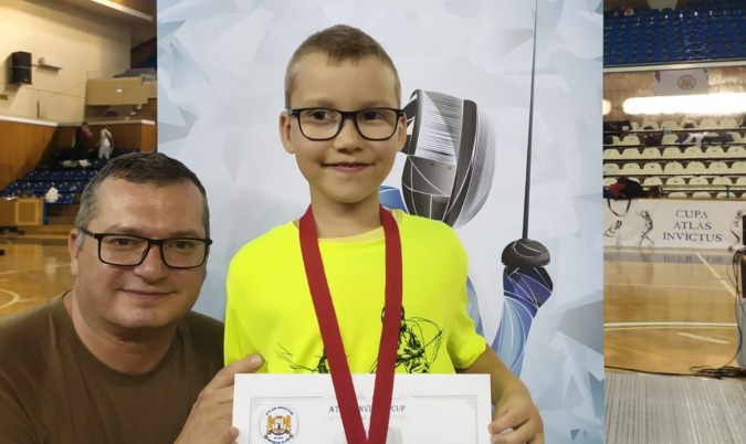 Izsáki Arnold és érmes fia, Benjámin