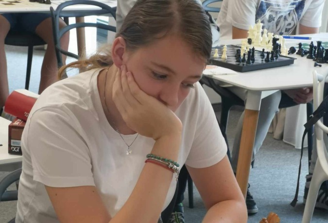 A 11 éves Sara Sunea a 12 éves lányok között