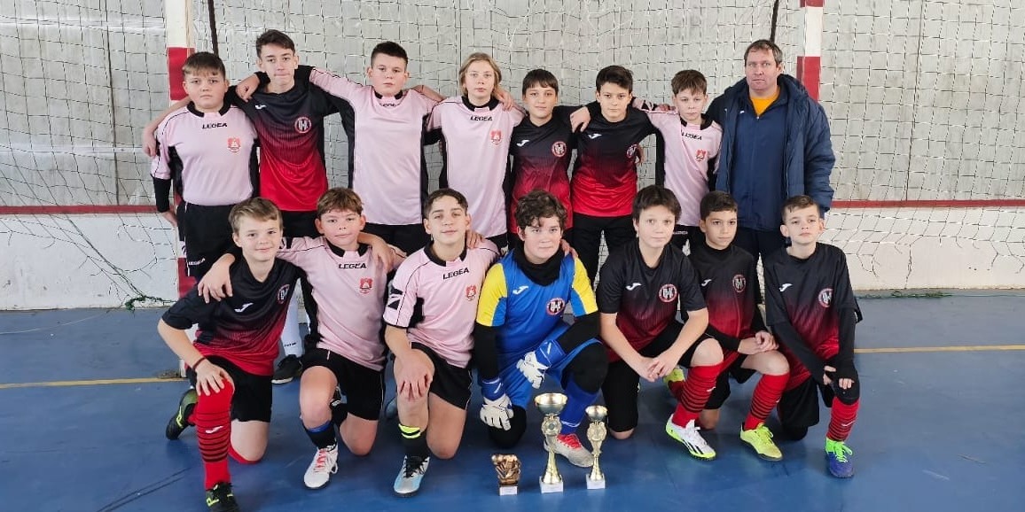 A Galaxy csapata piros-fekete mezben, a LPS legényei rozsaszínben