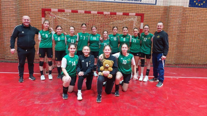 Lucaci Dénes és Nagy Flórián az Olimpia VSK csapatát képviselő túrterebesi és avasújvárosi lányok között