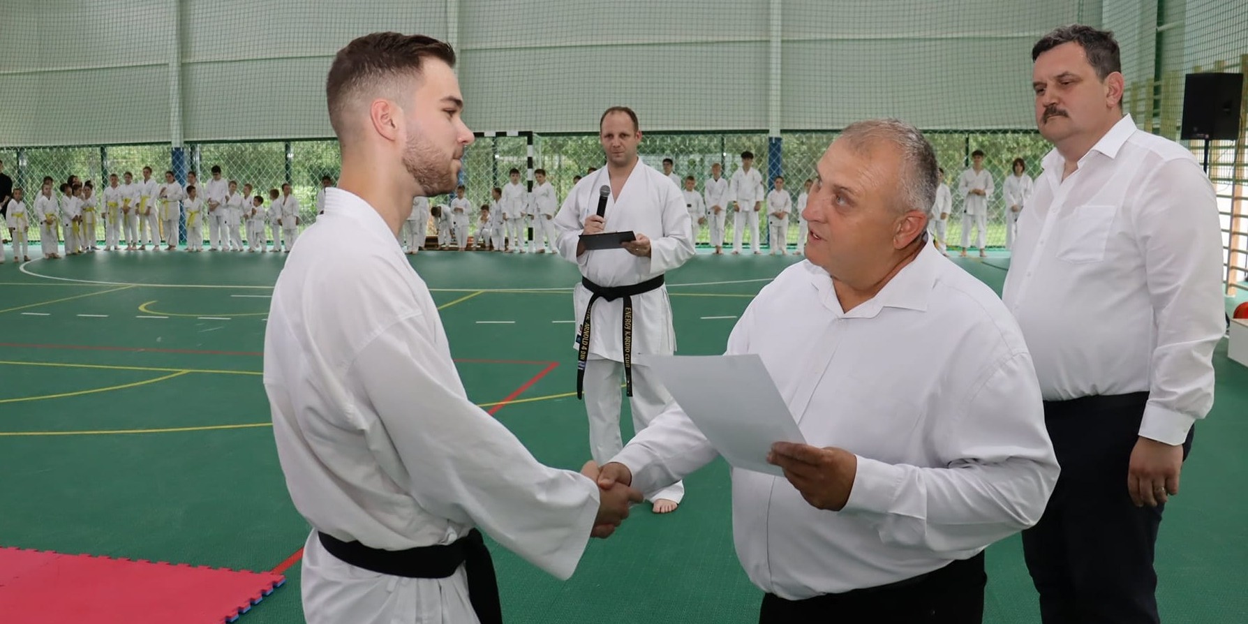 Magos Róbert Patrick veszi át a díjat Béres Antal polgármestertől