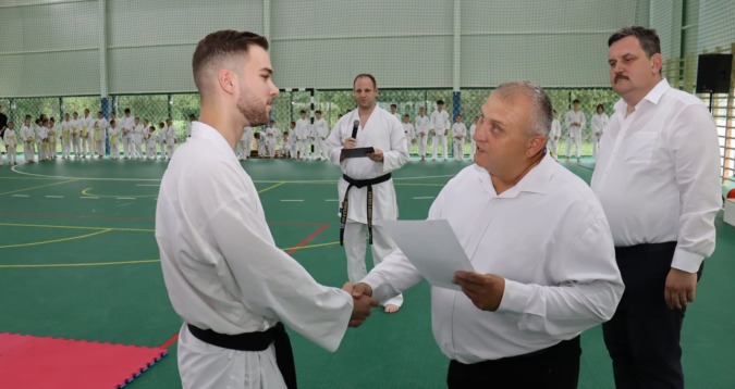 Magos Róbert Patrick veszi át a díjat Béres Antal polgármestertől