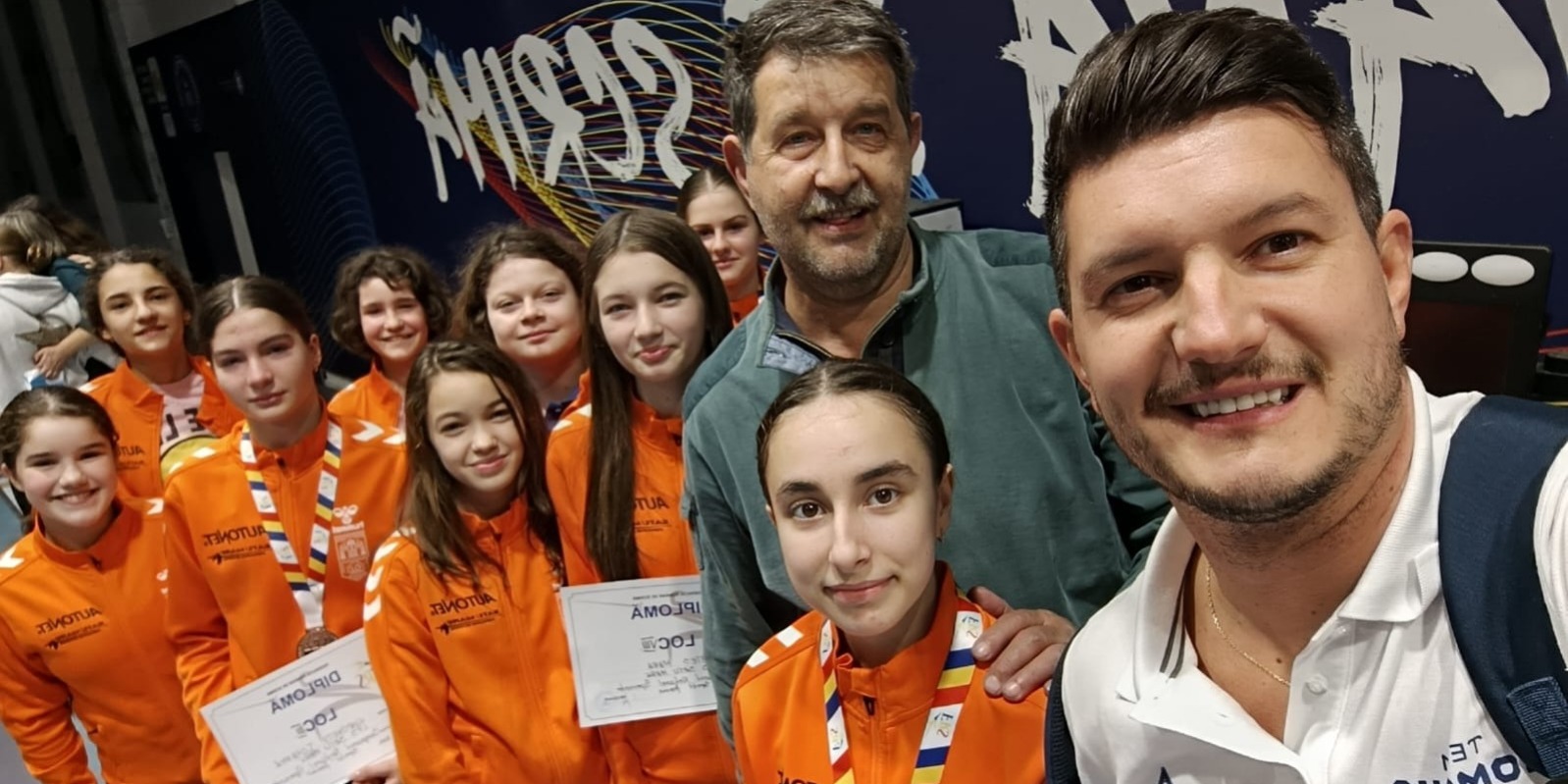 Denisa Crișan (jobbbról a második) ezüstérmet szerzett