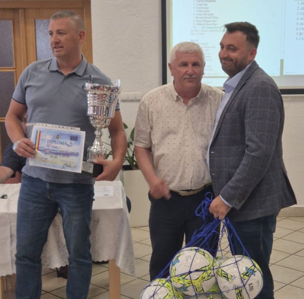 Az elmîlt idény megyei ezüstérmesei, a Oașul képviselői átvették a díjukat