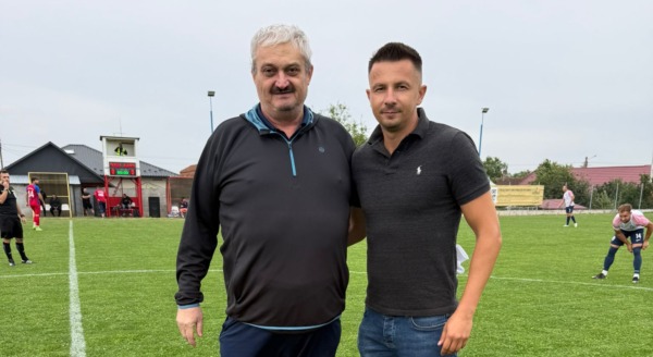 A tasnádiak egykori kapusa, Nicu Indrea (balra, Zsidó Lóránd klubelnök mellett) adta a szerdai meccs ünnepi kezdőrúgását