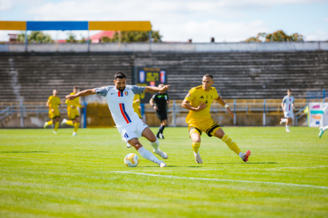 A fordulás után aktívabban futballozott a szatmári csapat (sárga mezben Magyari)