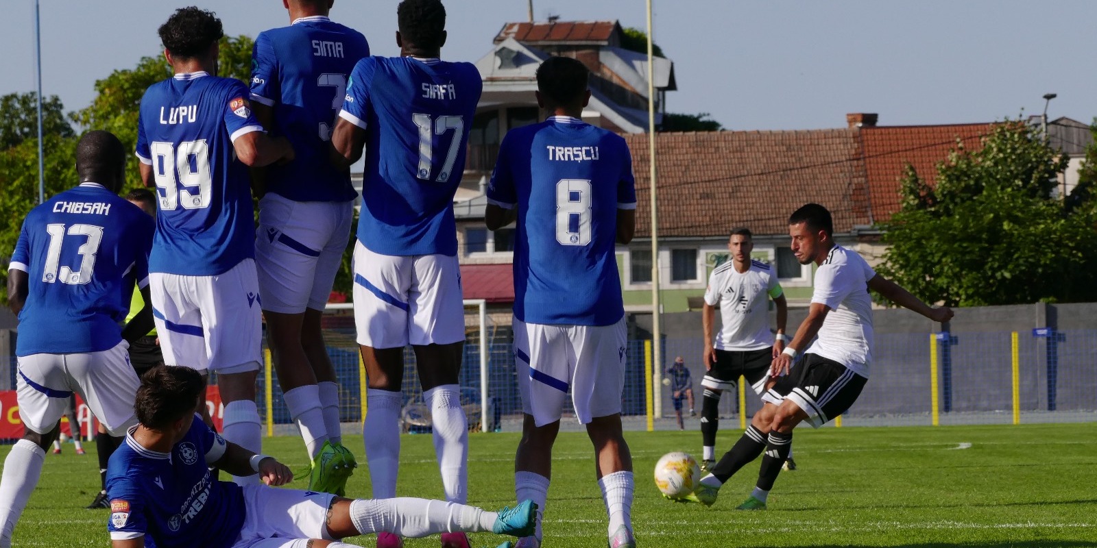 Robert Mustacă (fehér mez) és társai nem voltak veszélyesek az ellenfél kapujára