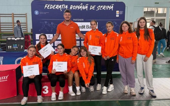 Kurtinecz Júlia (balról a második) bronzérmet szerzett