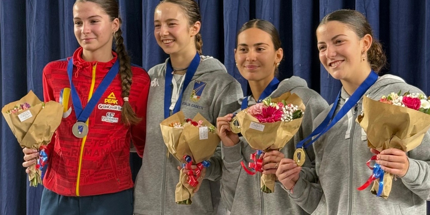 Kurtinecz Johanna (piros melegítőben) ezüstérmet szerzett Nápolyban