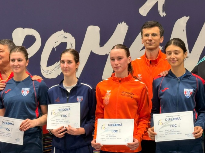 Adrian Pop tanítványa, Ana Tomșa (mindketten narancssárgában) bronzérmet szerzett