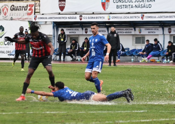 Esőűztatta pályán rendezték a mérkőzést