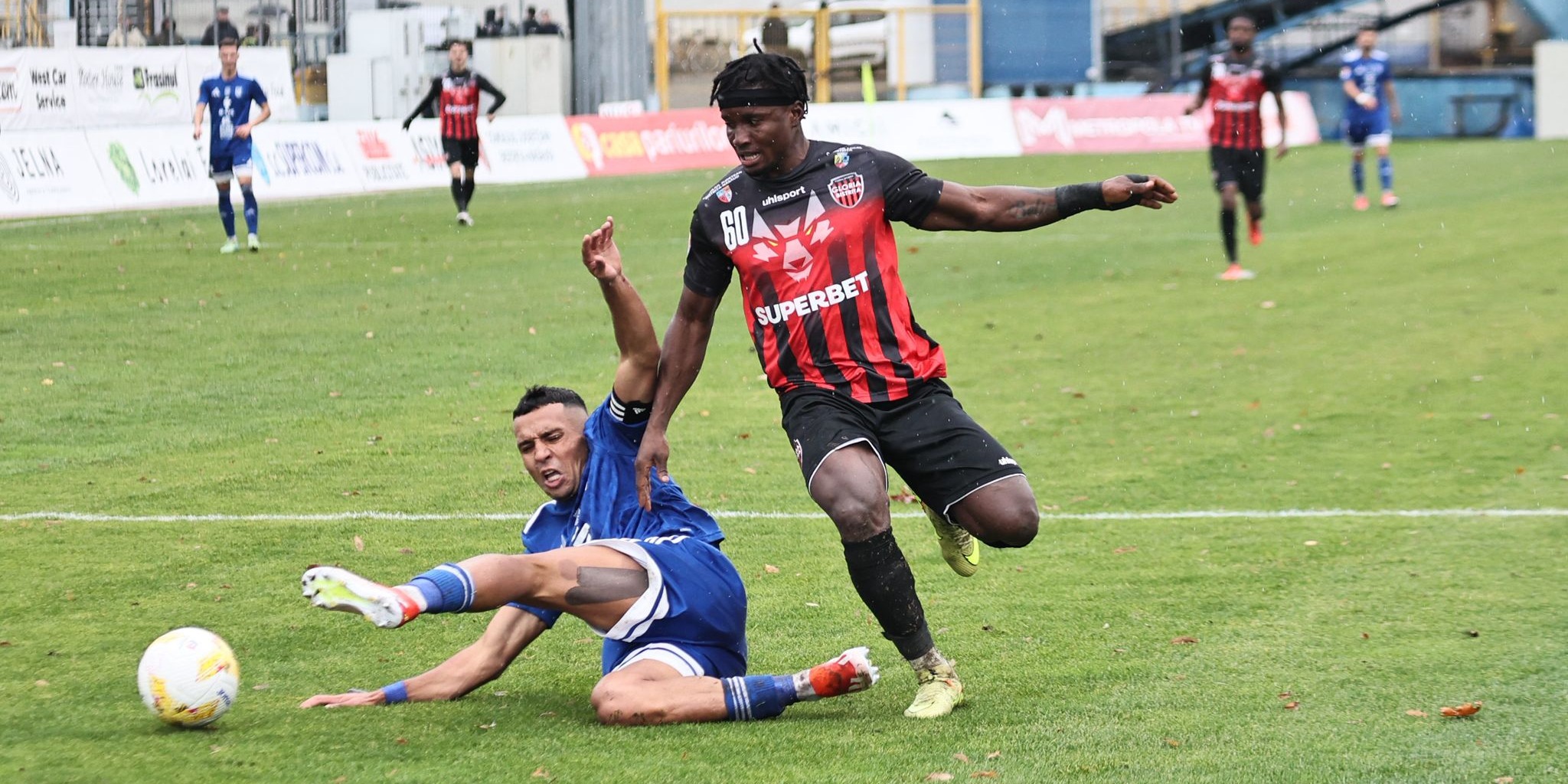 Oanea (kék mez) és társai nyertek Besztercén