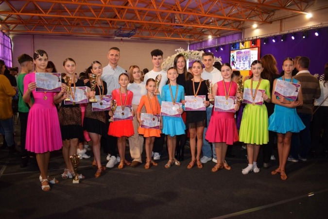 A Loga Dance School versenyzőinek egy része Nagysomkúton