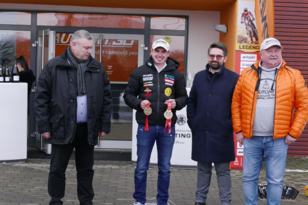 A cég vezetői fogadták a motoros versenyzőt