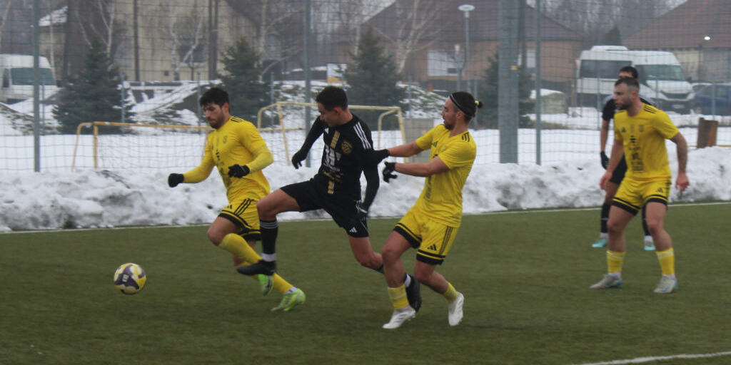 Donca (sárga mezben, középen) góljával egyenlített Cigándon az Olimpia VSK