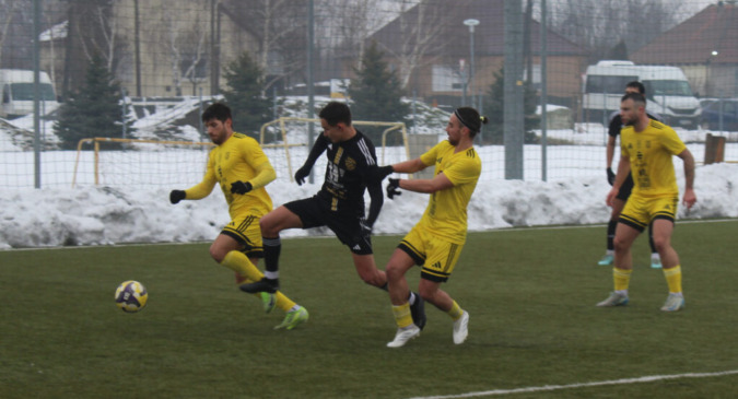 Donca (sárga mezben, középen) góljával egyenlített Cigándon az Olimpia VSK