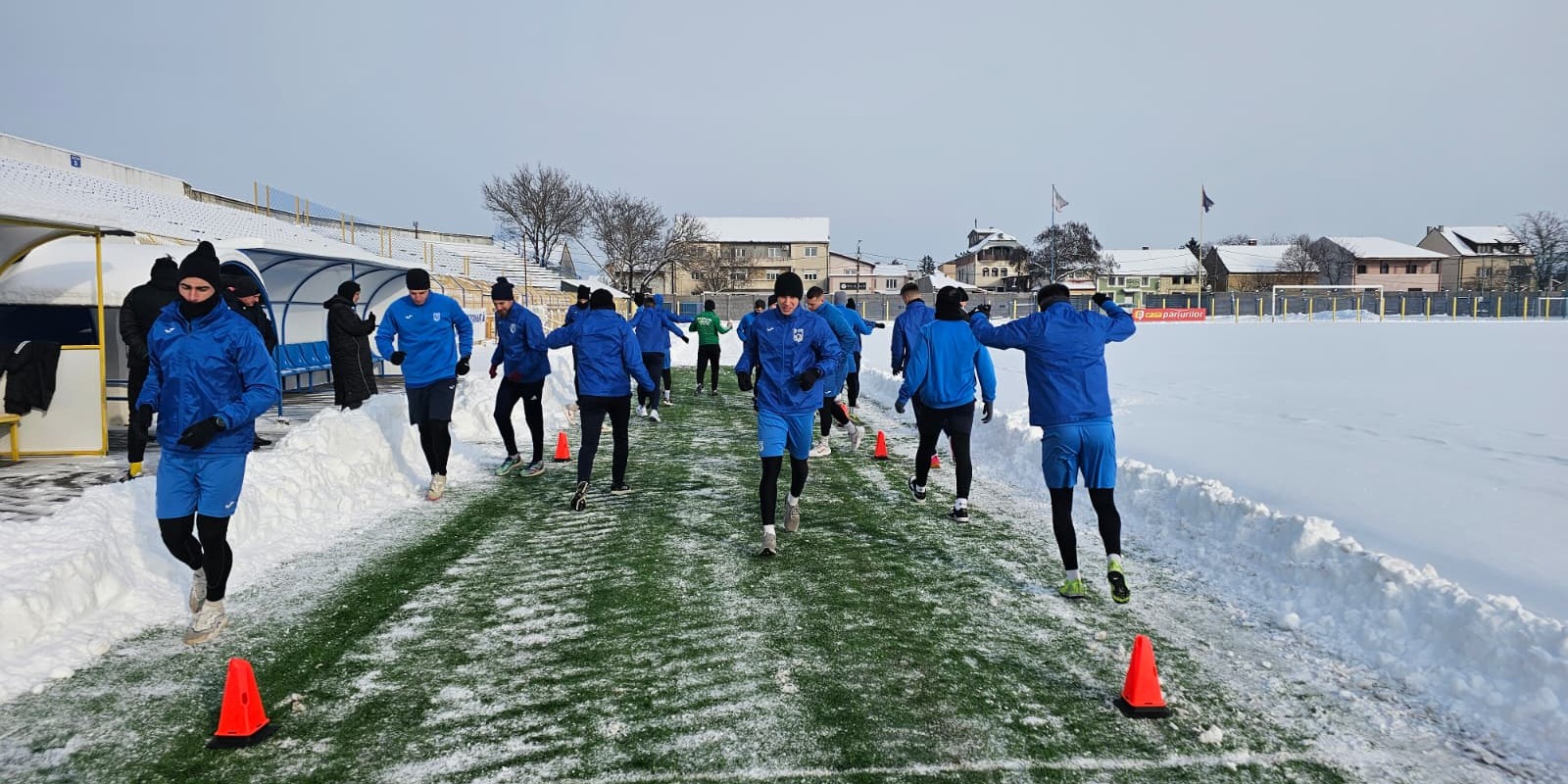 Hétfőn még kint mozogtak a fiúk, kedden már teremben zajlott az edzés