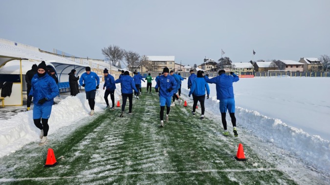 Hétfőn még kint mozogtak a fiúk, kedden már teremben zajlott az edzés