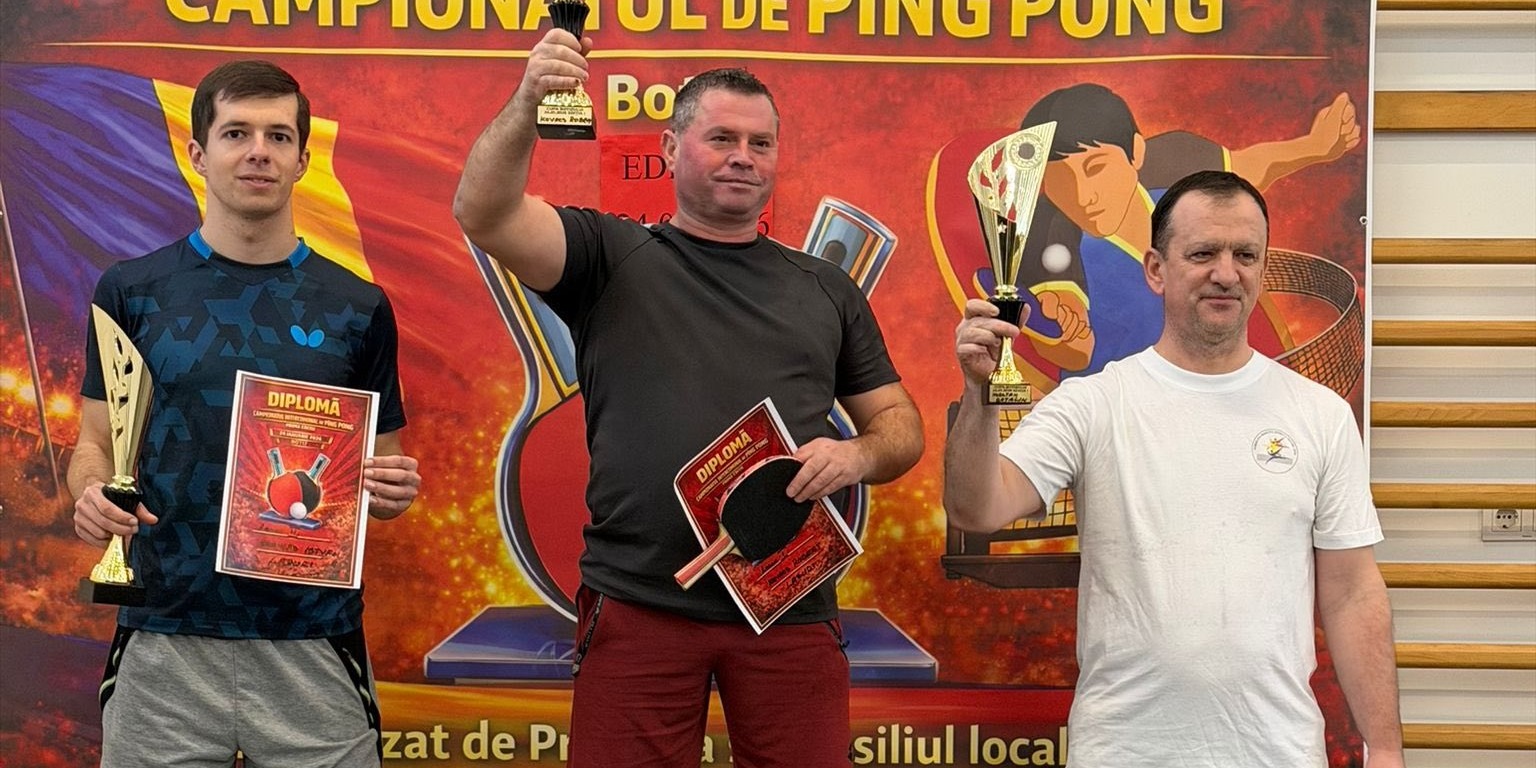 A dobogón, balról jobbra: Karikás István, Kovács Róbert és Cătălin Horotan