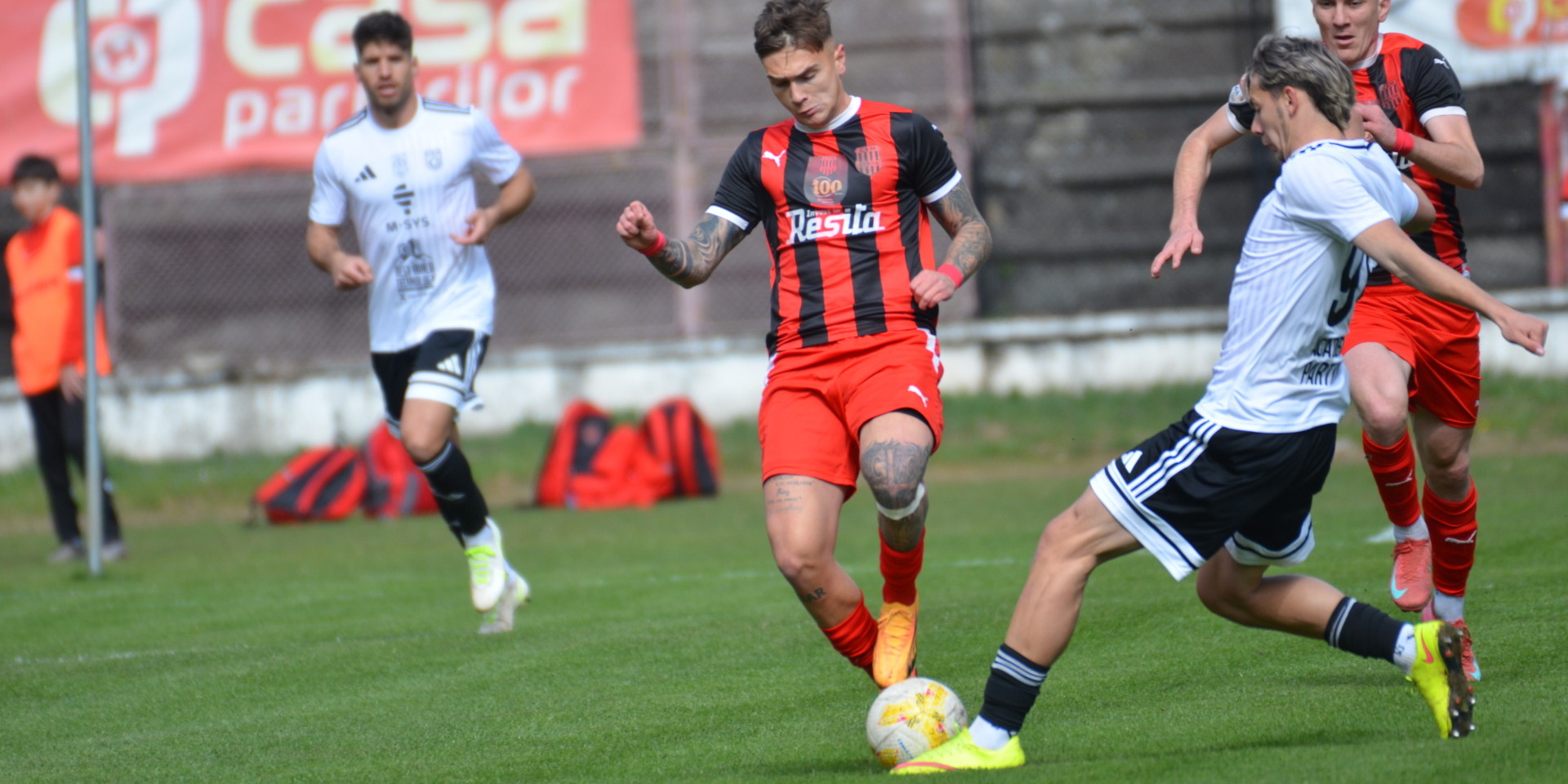 Az Olimpia VSK (fehér mezben Gergely Alpár) nem boldogult Resicabányán