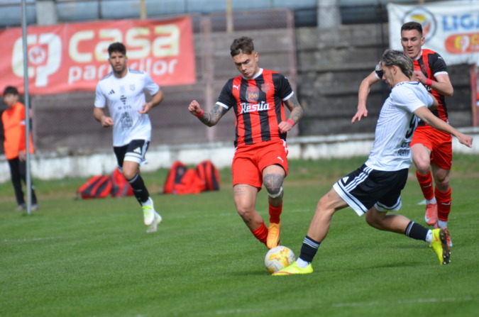 Az Olimpia VSK (fehér mezben Gergely Alpár) nem boldogult Resicabányán