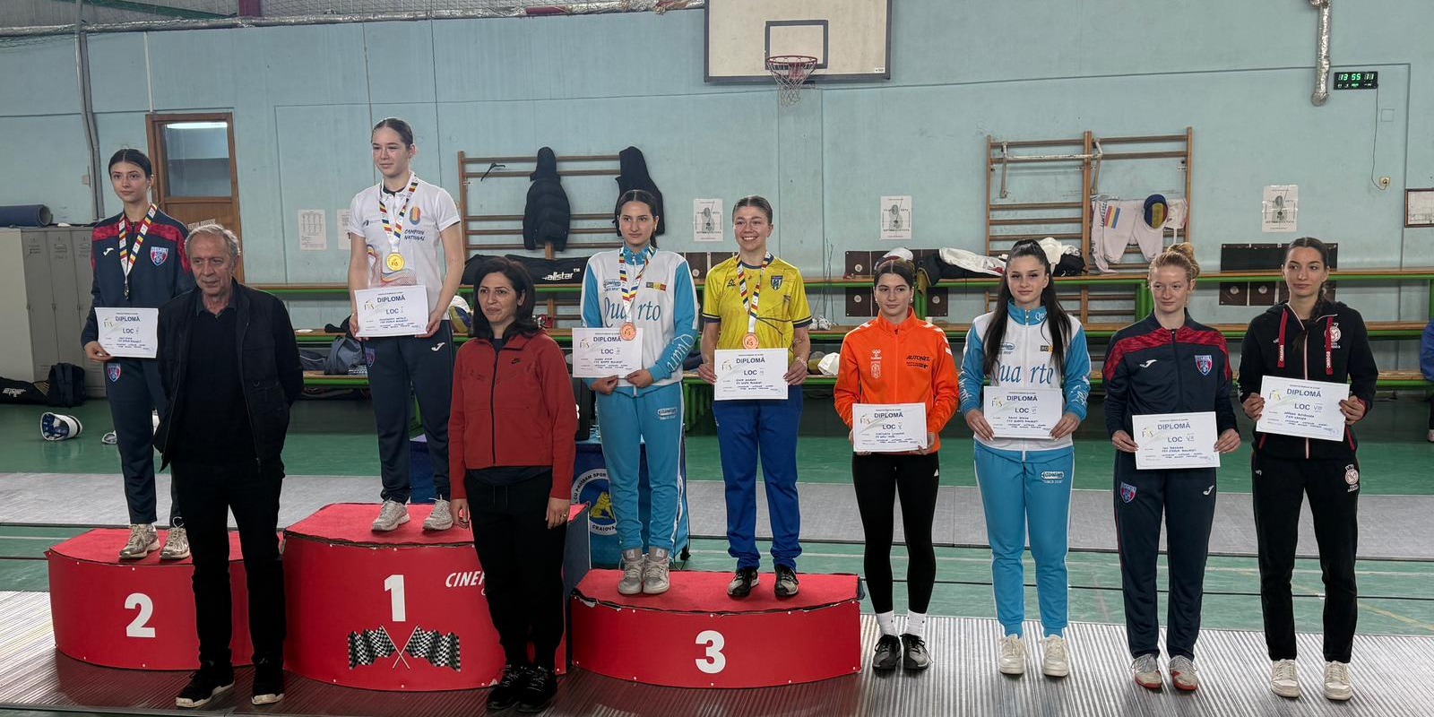 Kurtiencz Johanna, jobbról a negyedik, narancssárga melegítőben