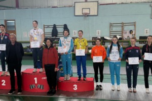 Kurtiencz Johanna, jobbról a negyedik, narancssárga melegítőben