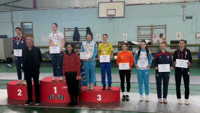 Kurtiencz Johanna, jobbról a negyedik, narancssárga melegítőben