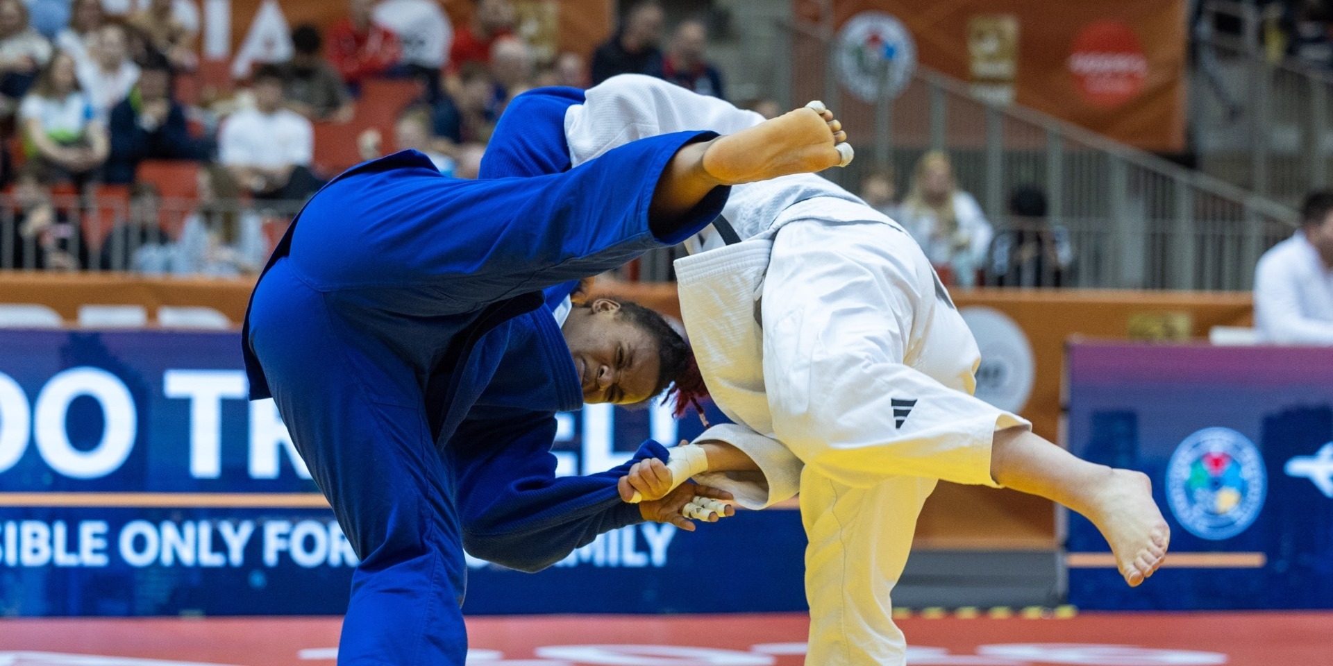 A holland Lieke Derks (fehér kimonó) állította meg az Olimpia VSK sportolóját (kék kimonó)