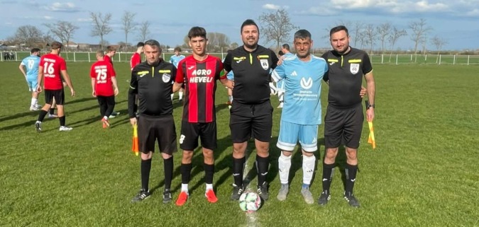 A kaplonyiak (piros-fekete csíkos mez) megdolgoztak a sikerért