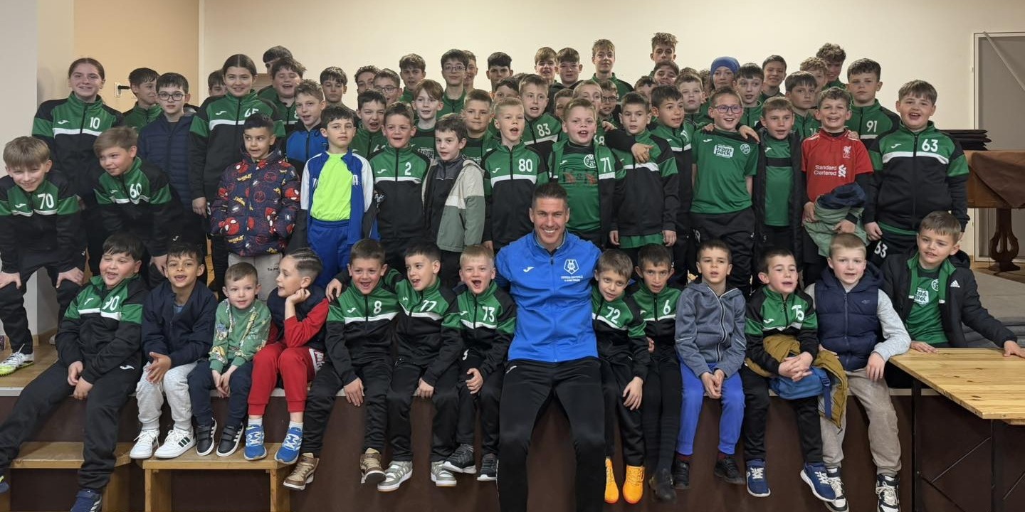 Kovács Szabolcs a gyerekek között