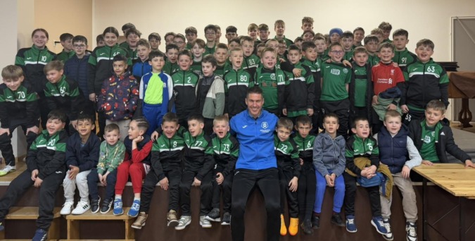 Kovács Szabolcs a gyerekek között