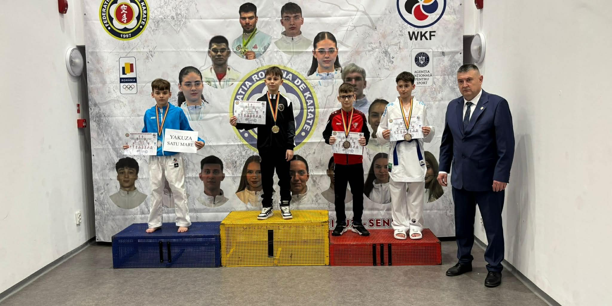 Teodor Pietrar (világos kék melegítőben) a dobogó második fokán