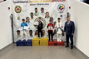 Teodor Pietrar (világos kék melegítőben) a dobogó második fokán