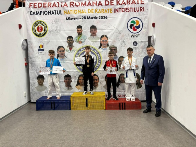 Teodor Pietrar (világos kék melegítőben) a dobogó második fokán