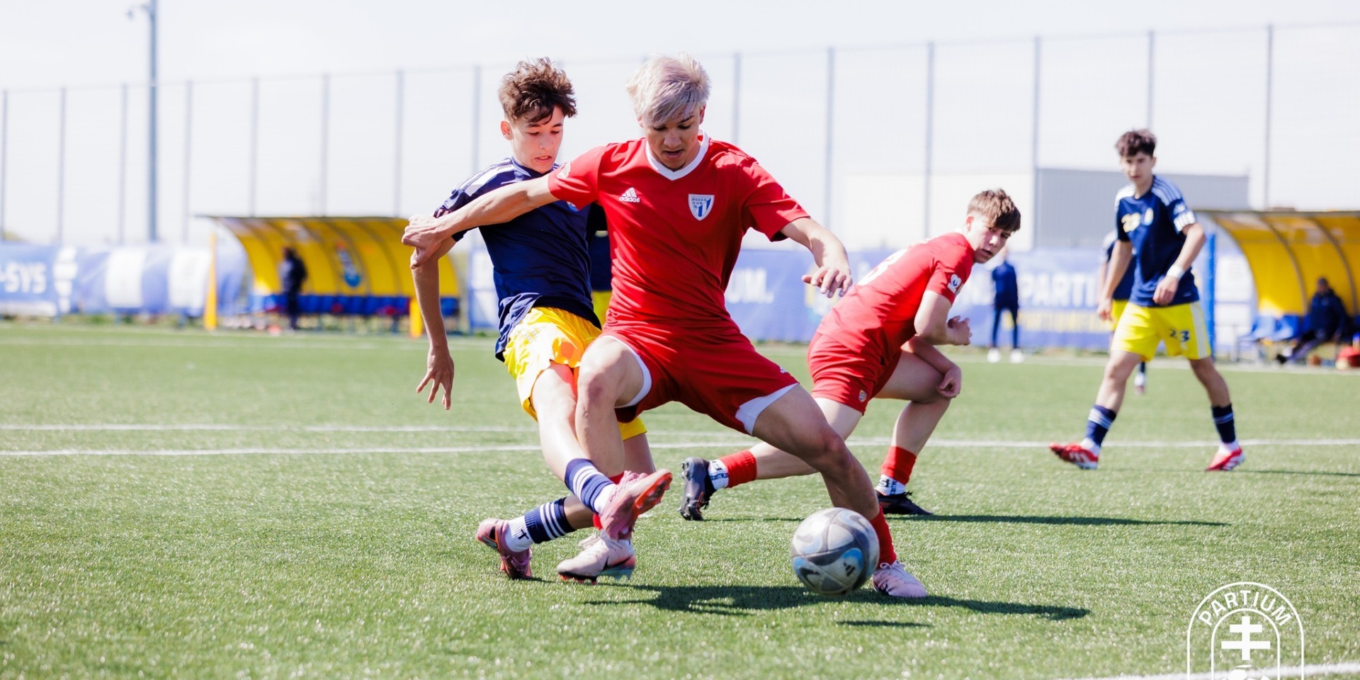 A szerdai kupameccsre hangoltak a 19 évesek (kék mezben a szatmári csapat játékosai)