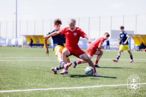 A szerdai kupameccsre hangoltak a 19 évesek (kék mezben a szatmári csapat játékosai)