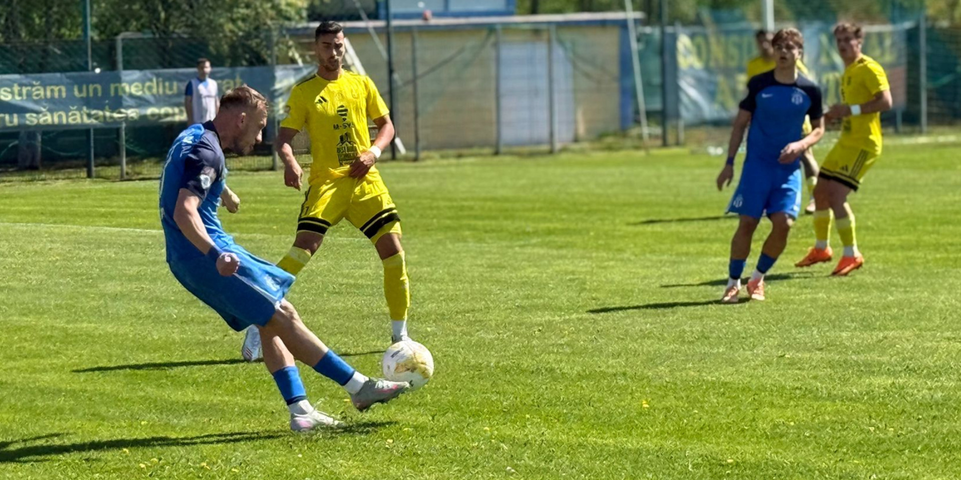 Az Olimpia VSK (sárga mez) az Afumați vendégeként is nyert