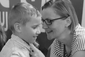 Izsáki Benjámin és édesanyja, Czompa Andrea