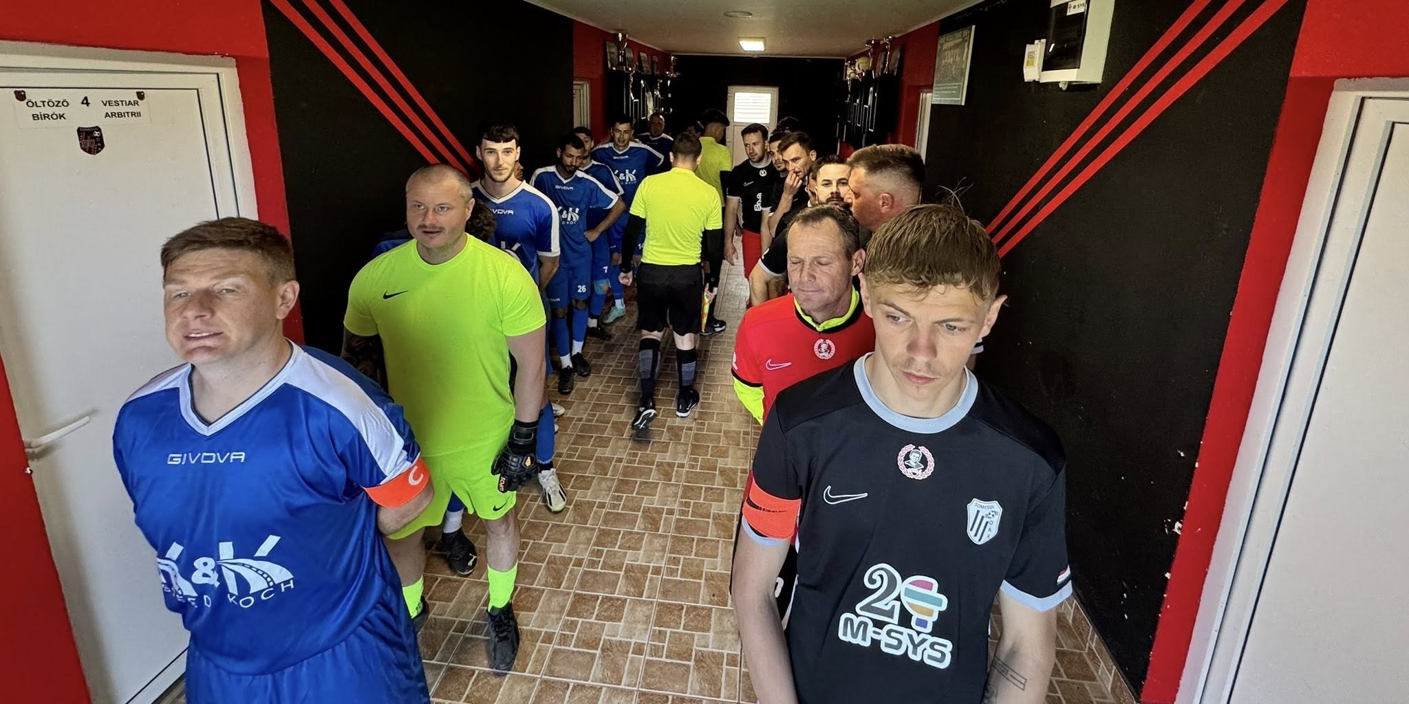 Az óvriak mezőfényen játszanak