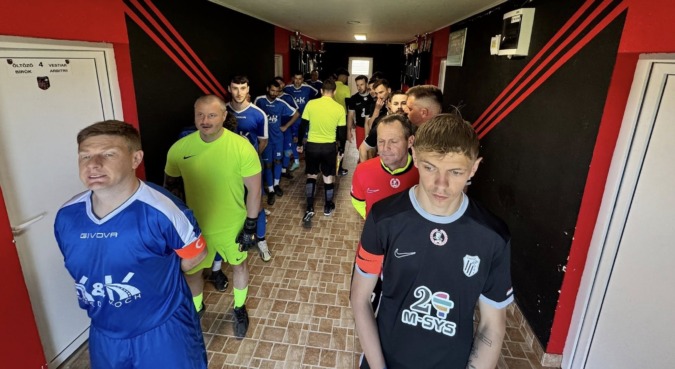 Az óvriak mezőfényen játszanak