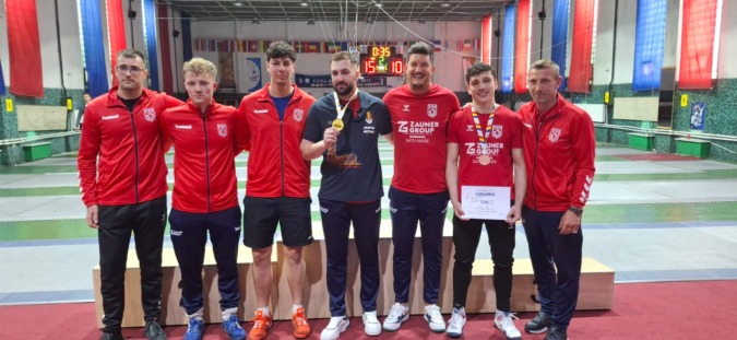 Az Olimpia VSK kerete: Adrian Dabija (középen, kékkben) bajnoki címet szerzett, Alex Oroian (jobbról a második) bronzérmet szerzett
