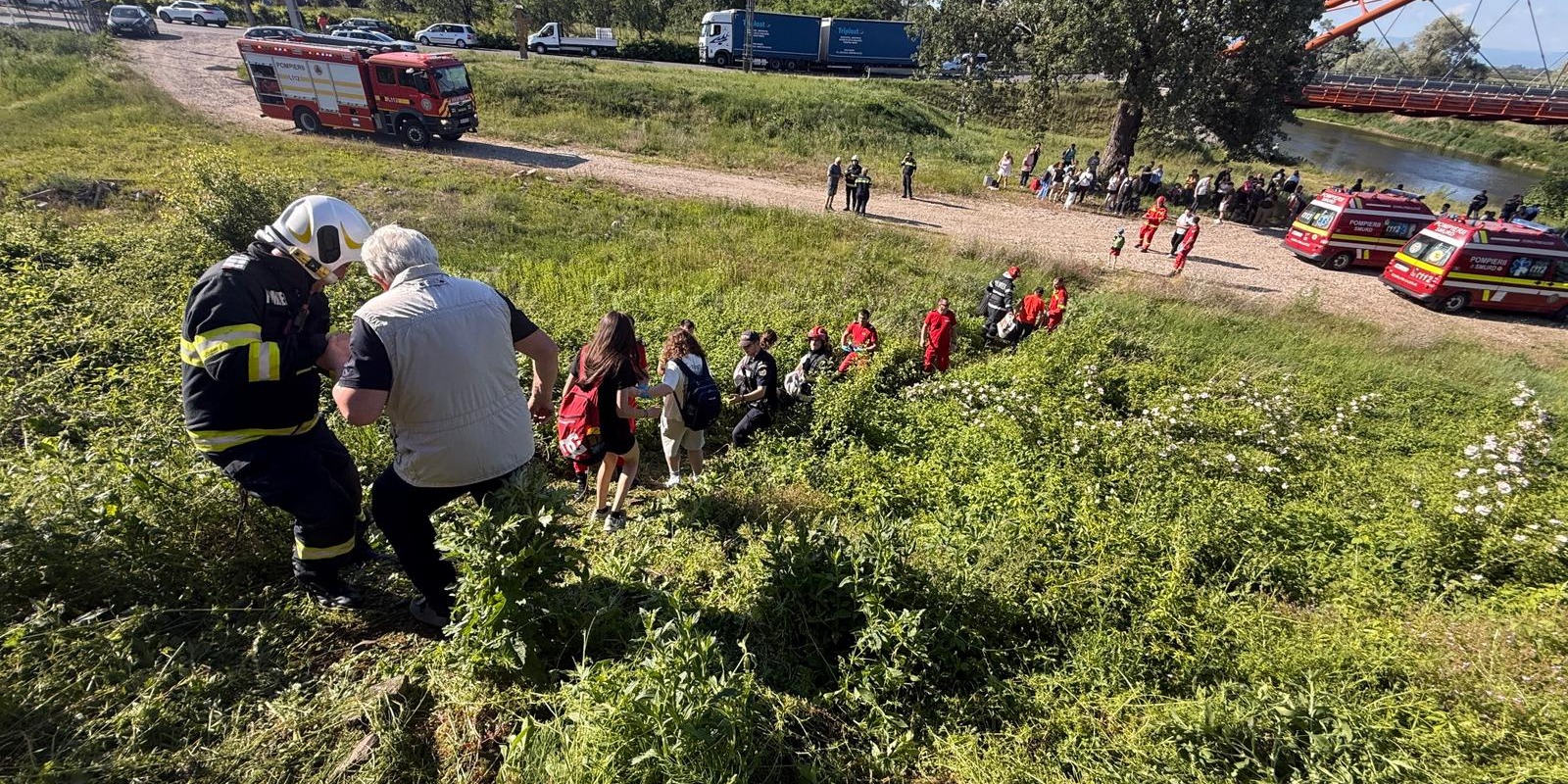 Az utasokat azonnal leszállították, a helyszínre tűzoltók és mentőegységek érkeztek