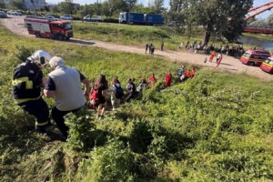 Az utasokat azonnal leszállították, a helyszínre tűzoltók és mentőegységek érkeztek