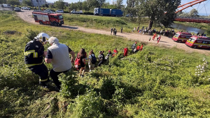 Az utasokat azonnal leszállították, a helyszínre tűzoltók és mentőegységek érkeztek Az utasokat azonnal leszállították, a helyszínre tűzoltók és mentőegységek érkeztek