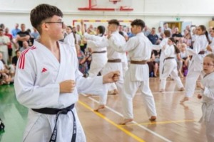 Több mint száz karatéka lépett tatamira az AJK övvizsgáján