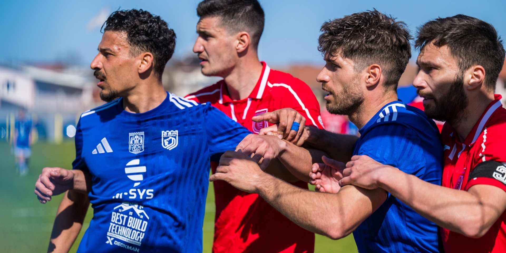 a CS Dinamo (piros mez) és az Olimpia VSK (kék mez) várják a Liga 2 mezőnyének az alakulását a CS Dinamo (piros mez) és az Olimpia VSK (kék mez) várják a Liga 2 mezőnyének az alakulását