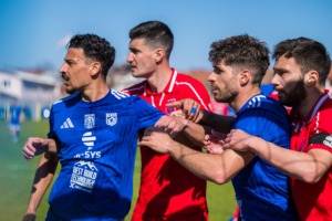 a CS Dinamo (piros mez) és az Olimpia VSK (kék mez) várják a Liga 2 mezőnyének az alakulását